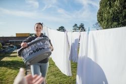 Quelqu'un fait sécher du linge à l'extérieur 