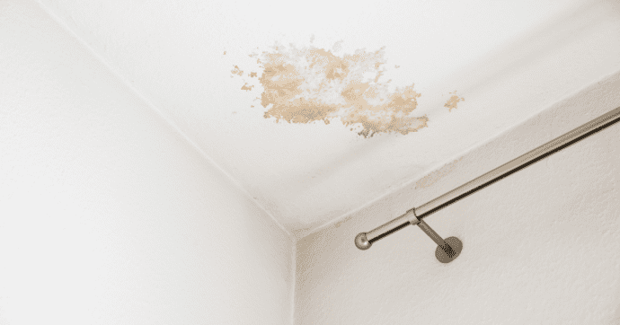 Plafond humide avec taches d’humidité