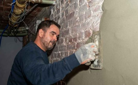Un expert en humidité de Murprotec procède à l’étanchéification d’une cave
