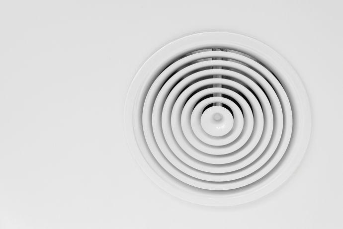 Grille blanche circulaire d’un système de traitement de l’air