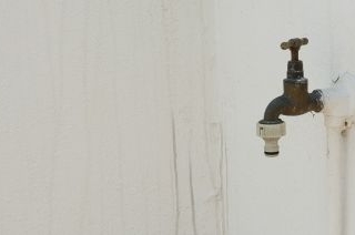 Une fuite peut provoquer des taches d'humidité sur votre mur