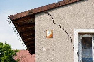 L’infiltration pluviale à l’origine de la présence d’humidité dans une chambre. 